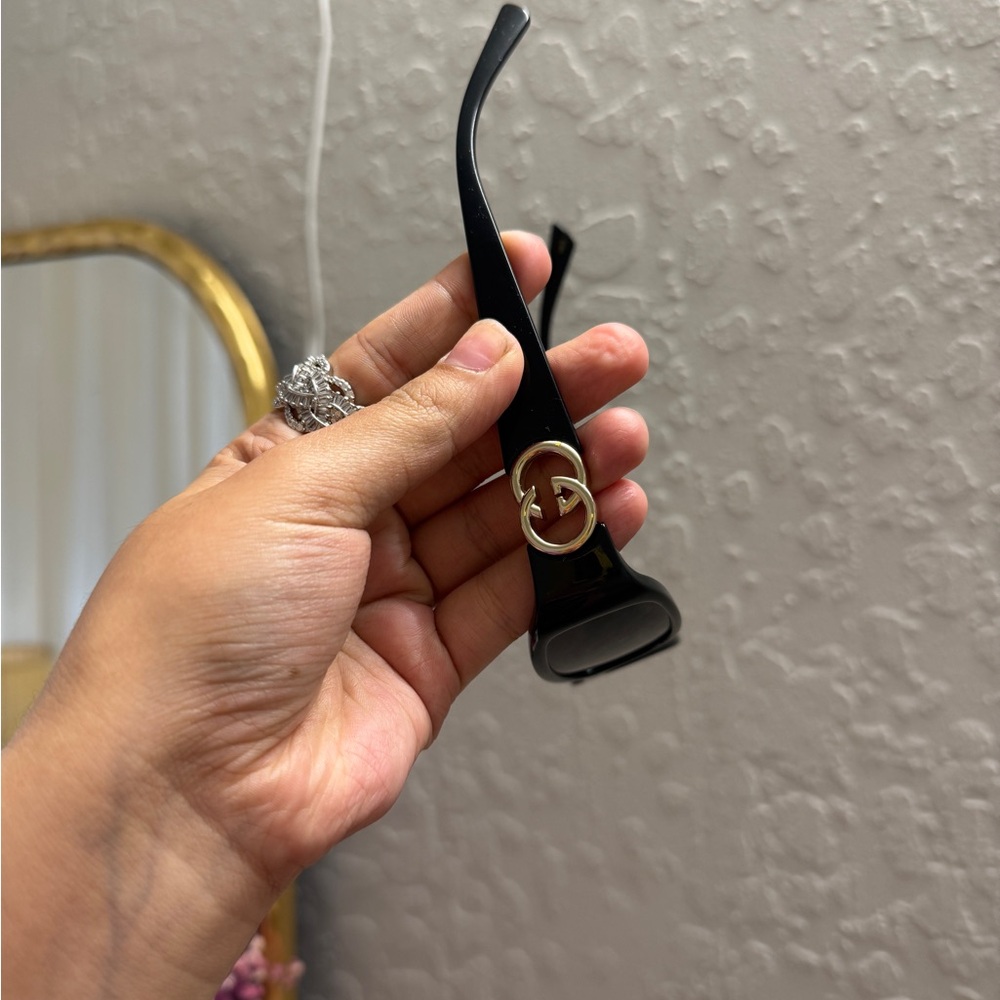 Gucci Black Sunglasses Arm with Gold Logo
